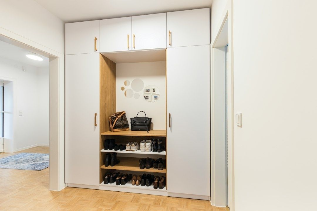 Hall med platsbyggd förvaring, öppen skohylla och stängda skåp